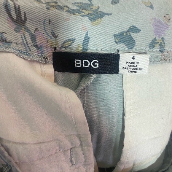 Urban Outfitters BDG Pleated Trouser Shorts Blue Floral 4  high waisted - Picture 3 of 6